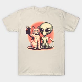 Cat taking selfies with alien T-Shirt